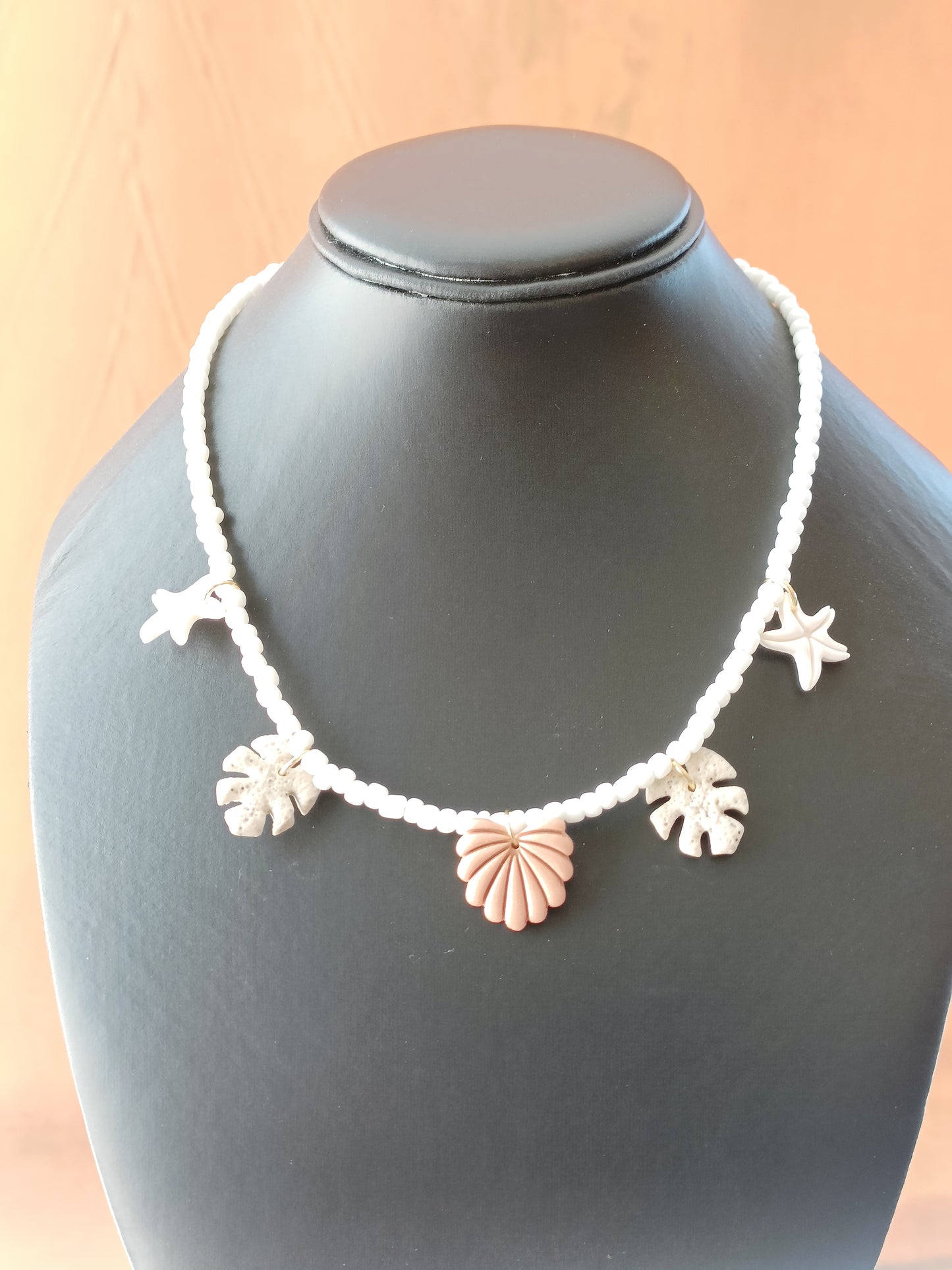Collana bianca soggetti marini(in regalo i bracciali abbinati)