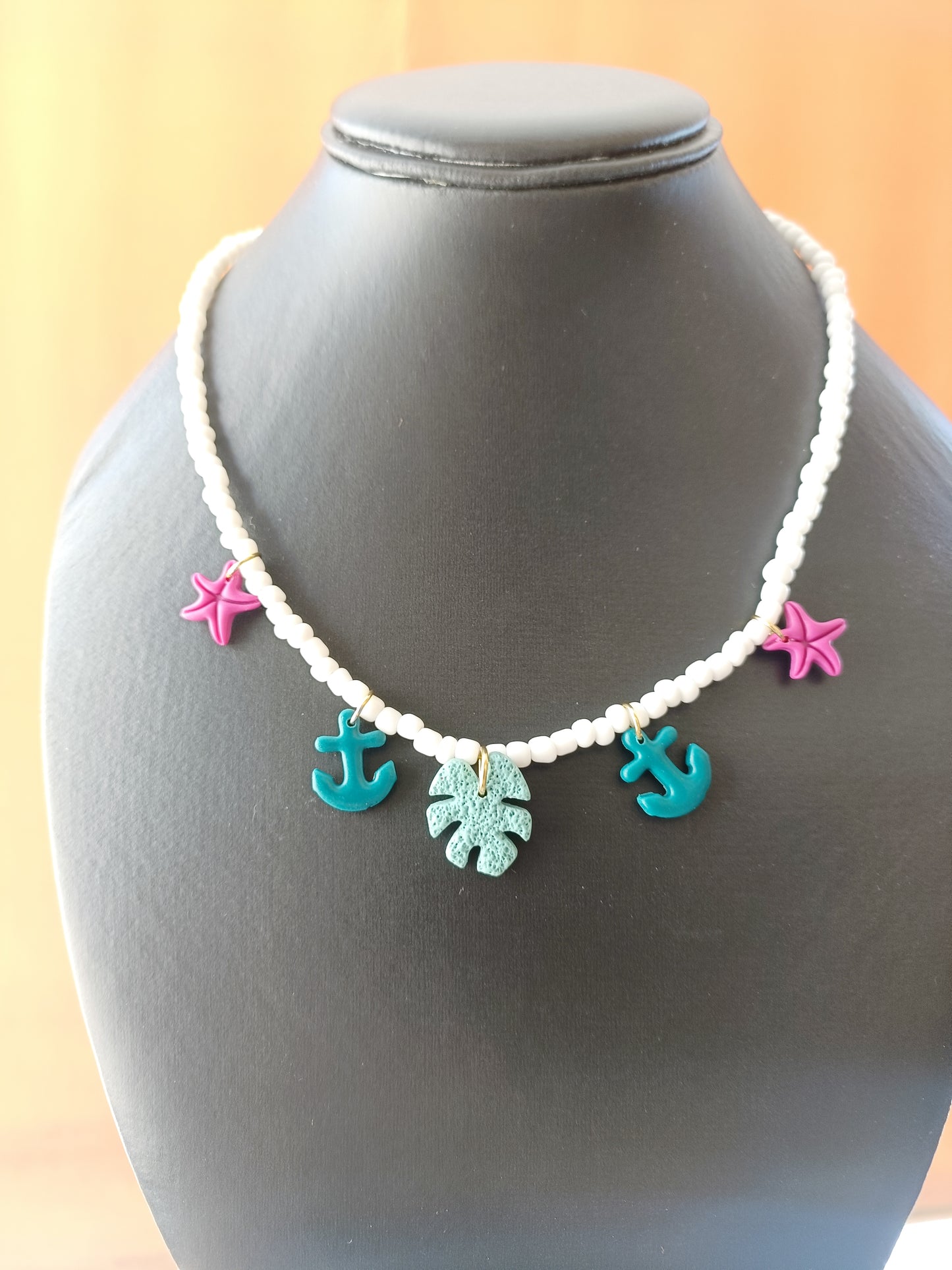 Collana bianca soggetti marini(in regalo i bracciali abbinati)