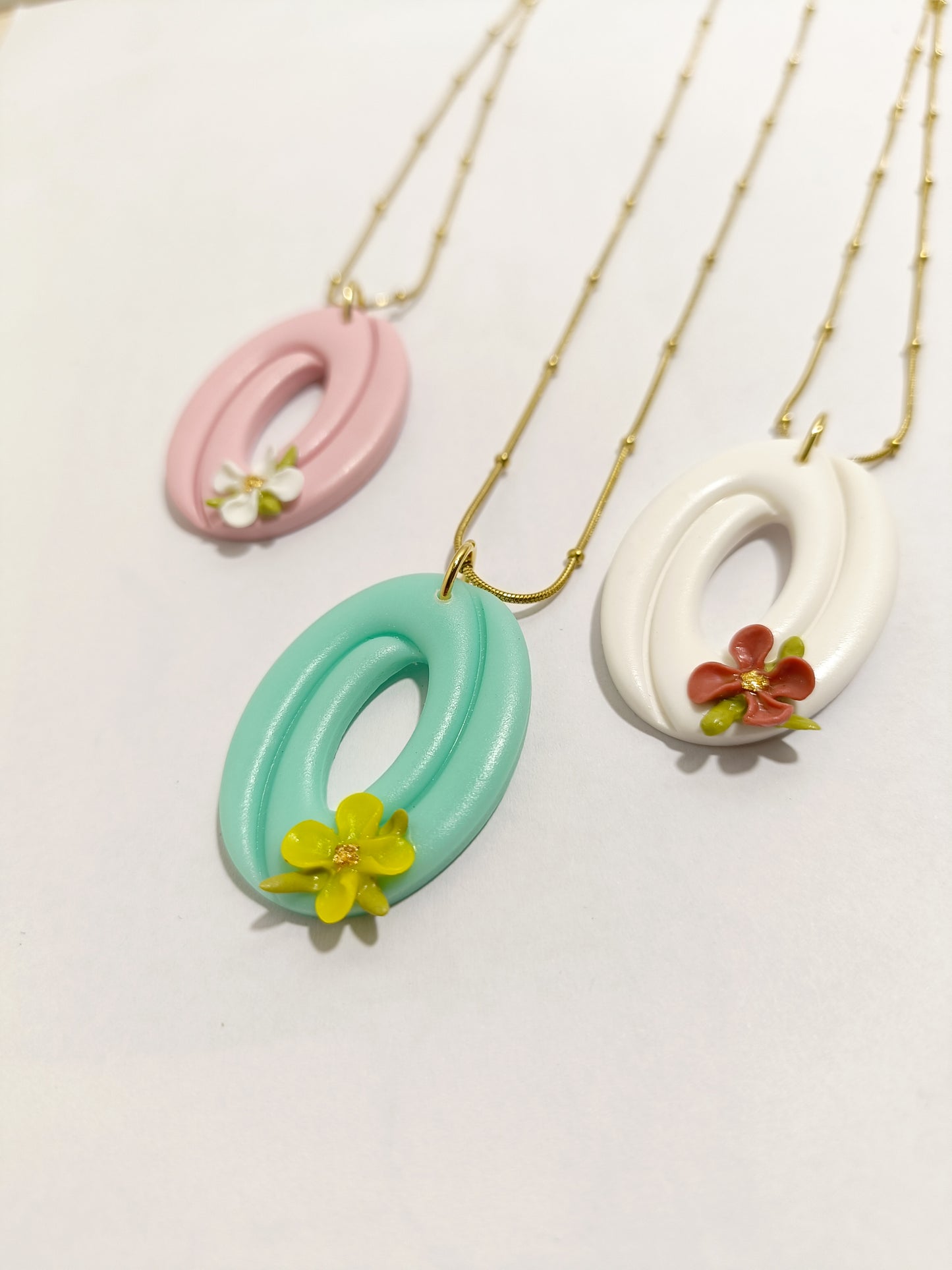 Collana ovale con fiore